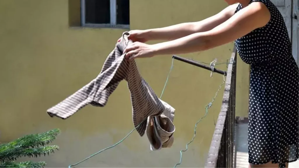 Balkona Çamaşır Asan Kadın