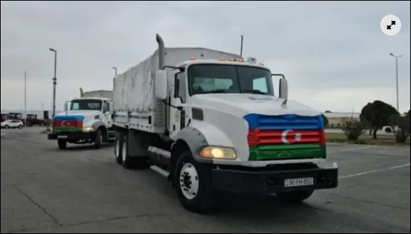 Azerbaycan, insani yardım taşıyan tırları  İran’a doğru yola çıkardı