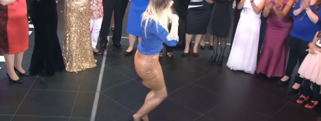 Düğünde gelin ve damat ile birlikte dans eden misafir damada zor anlar yaşattı. Durum kameralara yansıdı