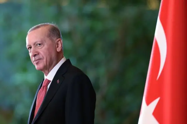 Fotoğrafın ortaya çıkmasıyla birlikte kulislerde ve sosyal medyada tahminler peş peşe gelmeye başladı
